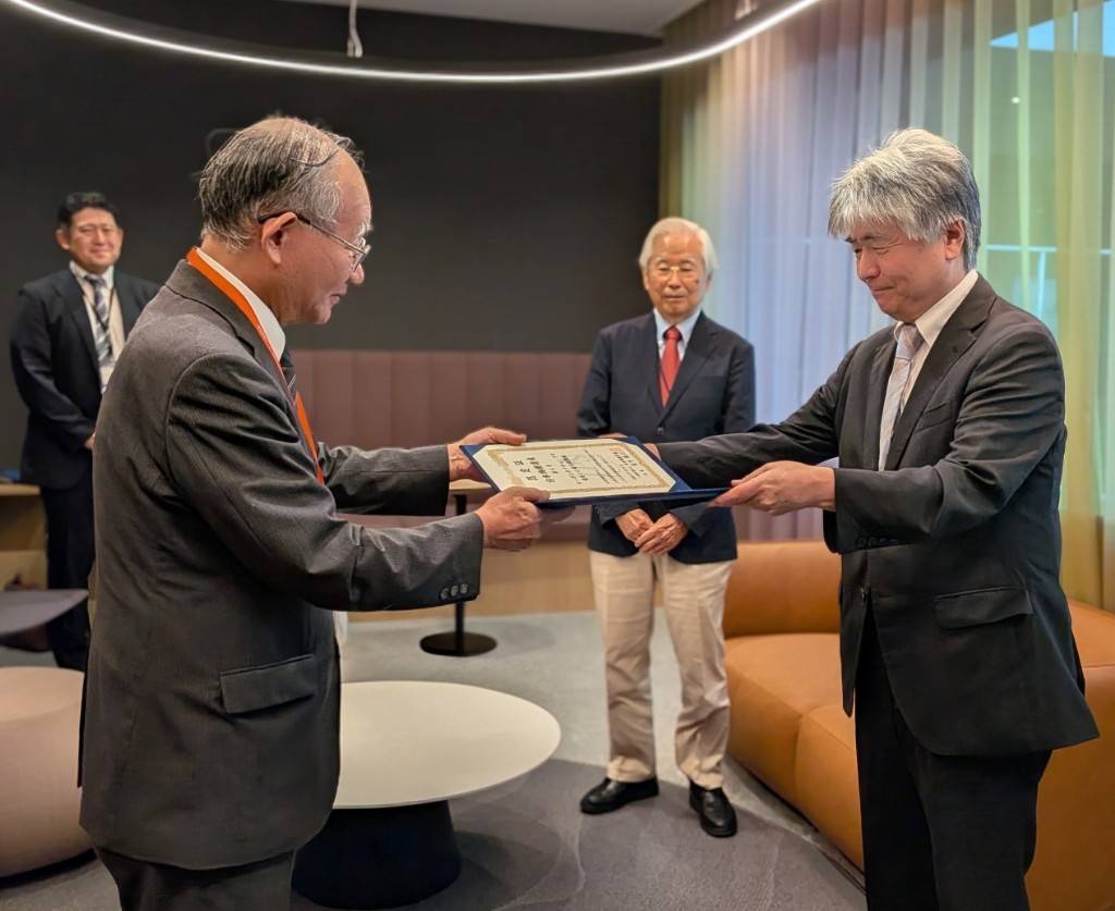 認定証の授与(左:宮下会長、右:山田氏)