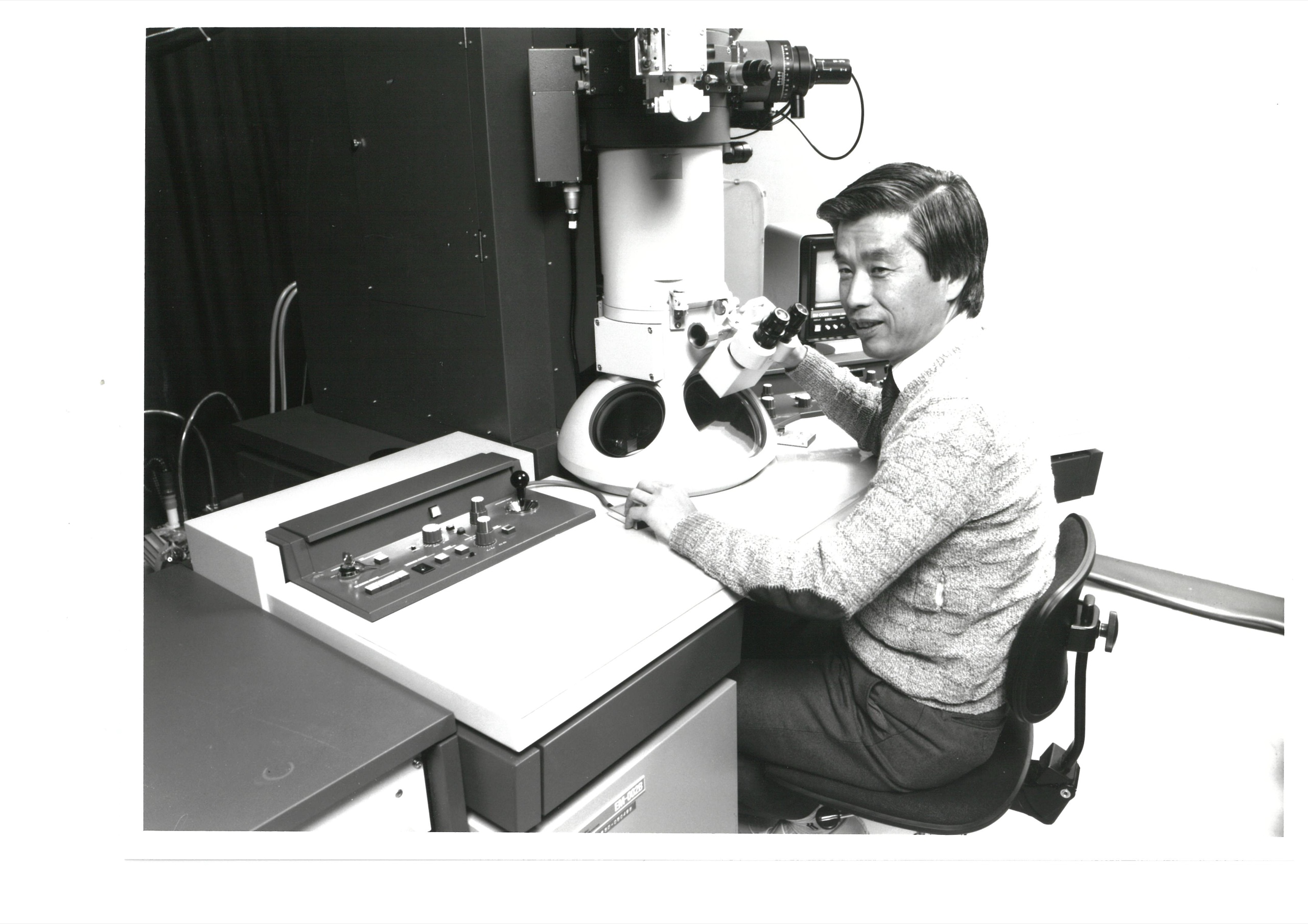 Mr. Iijima observing a specimen under an electron microscope (1990) (Courtesy of NEC)